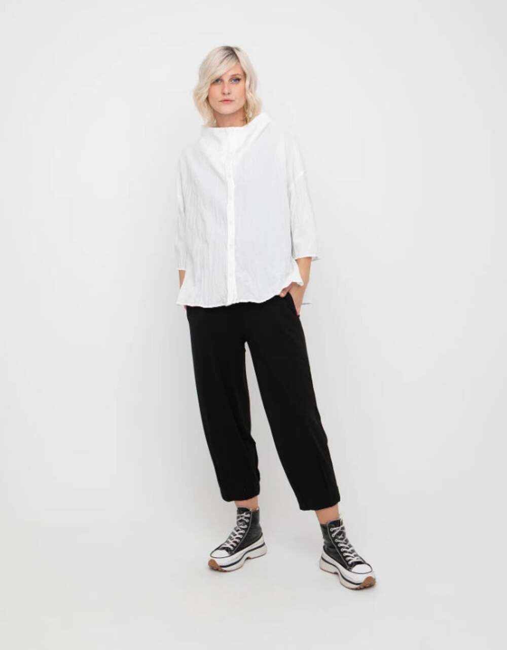 Ozai N Ku Alembika Travel Pants Womens M Black Ponte Lantern Crop Pockets NWT